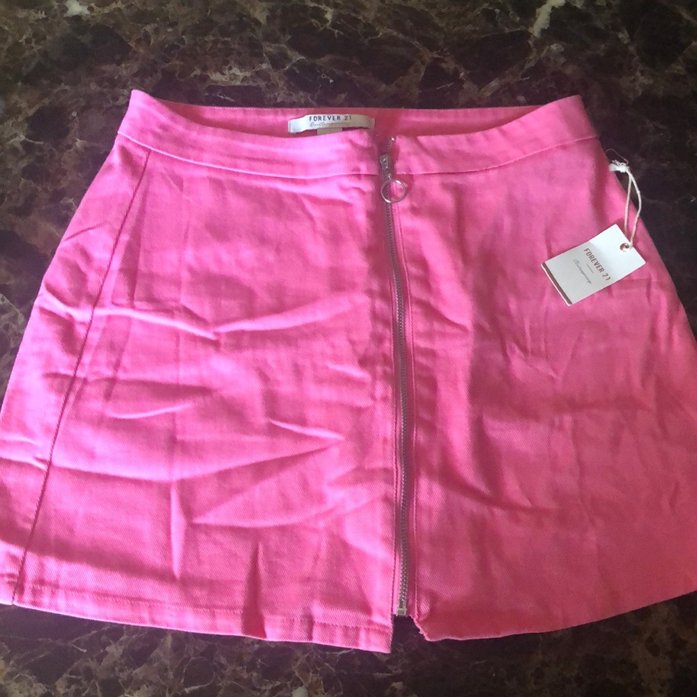 New pink skirt w. Tag.
